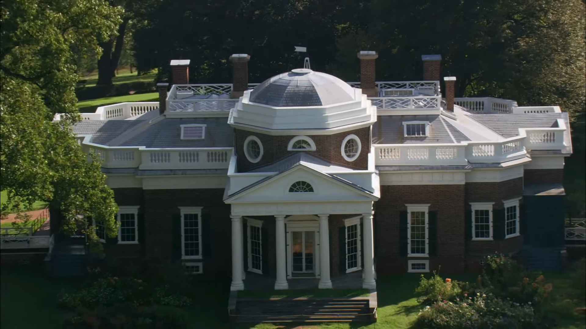 Front view of Monticello, Thomas Jefferson’s historic estate in Virginia, with its dome and classical columns surrounded by greenery